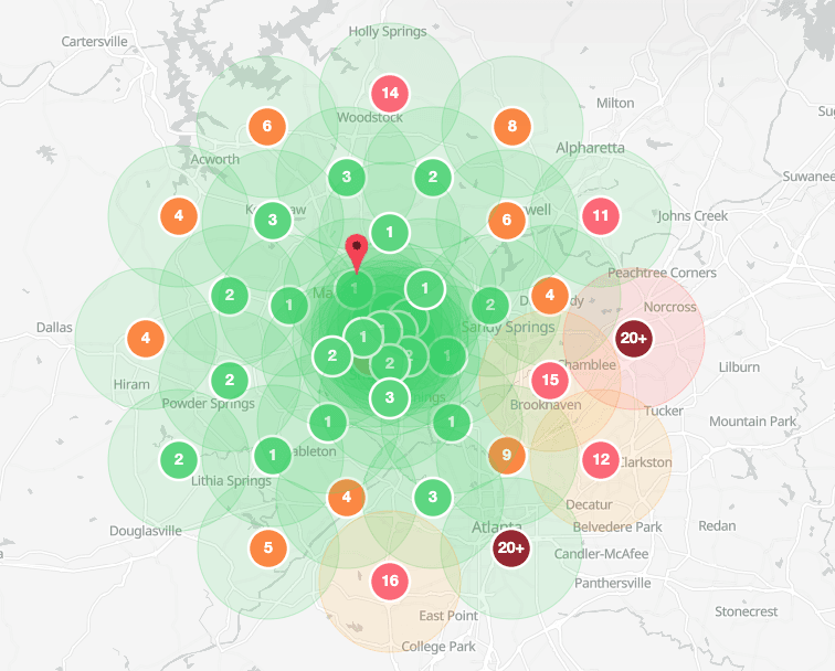 Mapa real de posiciones en Google Maps de un negocio local: en los puntos cercanos al negocio aparece entre los tres primeros (círculos verdes) y en las zonas más alejadas cae al puesto 11 o por debajo del 20 (círculos rojos)